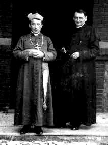 Josef Knossalla mit Bischof Brombosch
